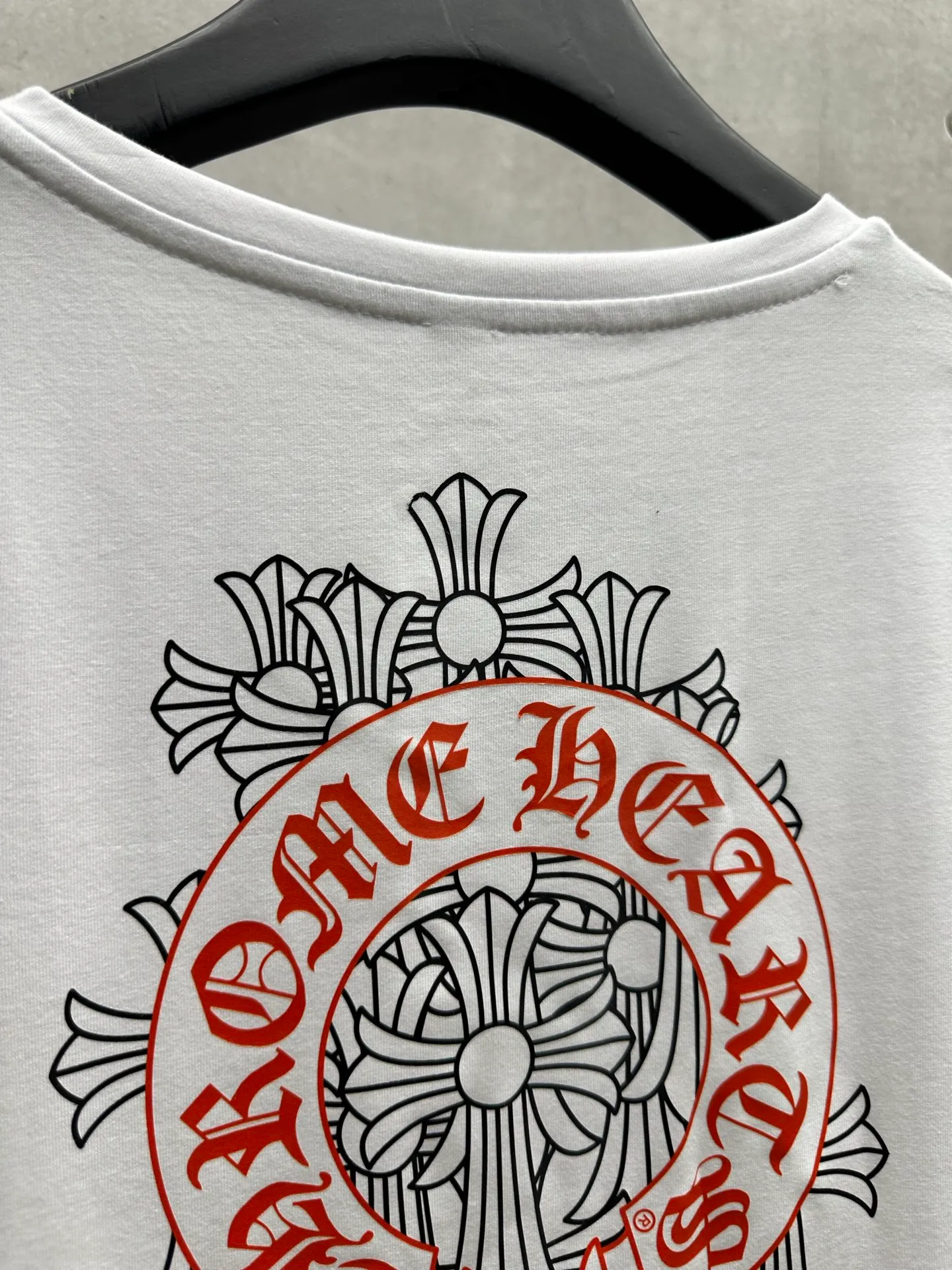 P126 #083 CHROME HEARTS 25SS women's T-shirt Made of 220G original consistent fabric V-neck women's waist style The whole body is made of imported digital direct printing Color: White Size: S M L